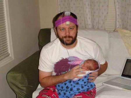 ¡Admirable! Un padre comprometido que alimenta a su bebé con un suplementador con leche de la madre