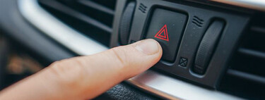 Casi todos damos los warning cuando llegamos a un atasco para avisar de un peligro. La DGT dice que hacer eso es peligroso