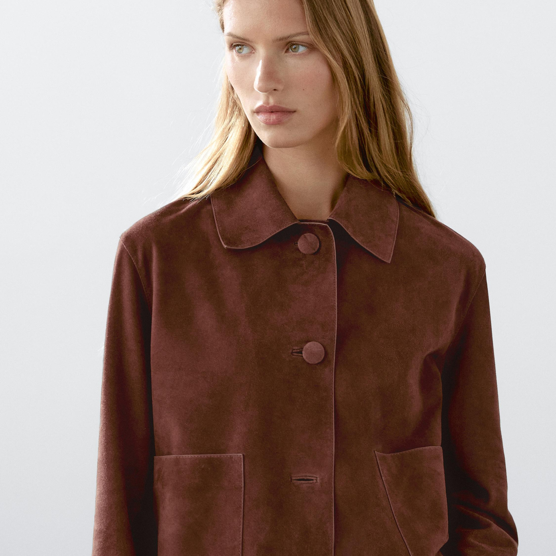 Chaqueta corta botones forrados piel ante