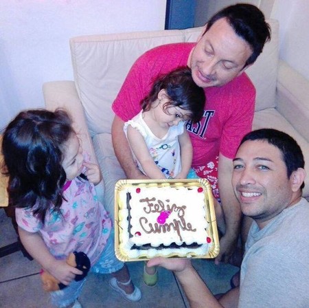La bonita historia de amor de Olivia, una bebé con VIH adoptada por una pareja homosexual tras ser rechazada por 10 familias