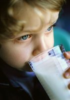 Los niños alérgicos a la leche tienen más posibilidades de sufrir reacciones alérgicas graves