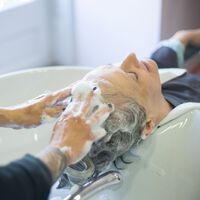 Gabriel Llano, peluquero: "Cuanto más largo sea el pelo, más tiempo necesita el champú para actuar. Yo aconsejo dejarlo entre 1 y 3 minutos"