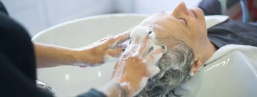 Gabriel Llano, peluquero: "Cuanto más largo sea el pelo, más tiempo necesita el champú para actuar. Yo aconsejo dejarlo entre 1 y 3 minutos"