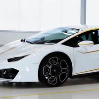 Olvida el "remojón" de tu auto nuevo por el cura de tu iglesia. El Lamborghini Huracán del Papa podría ser tuyo