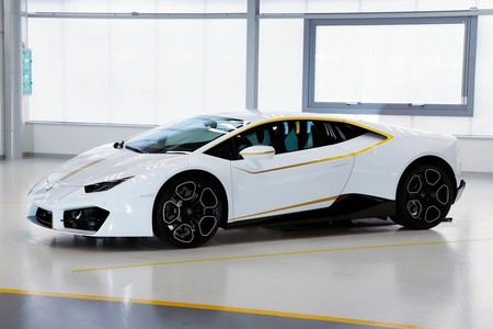 Olvida el "remojón" de tu auto nuevo por el cura de tu iglesia. El Lamborghini Huracán del Papa podría ser tuyo