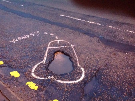 "Wanksy", o cómo usar penes para arreglar baches