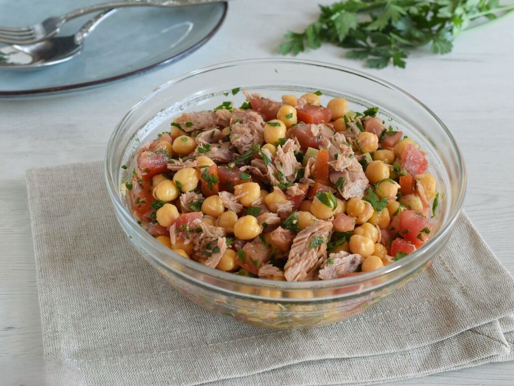 La ensalada de garbanzos que repito durante todo el verano queda buenísima y más ligera con el truco de quitarles la piel