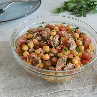 La ensalada de garbanzos que repito durante todo el verano queda buenísima y más ligera con el truco de quitarles la piel 