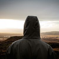 Esta es la chaqueta impermeable que nos va a salvar el invierno: lo resiste todo y está al 75% de descuento 