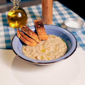Alubias cacio e pepe, una versión más rápida y saludable del infalible clásico italiano: rico en proteínas, bajo en carbohidratos 