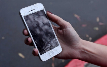 Solo uno de cada dos usuarios de smartphones los tiene intactos