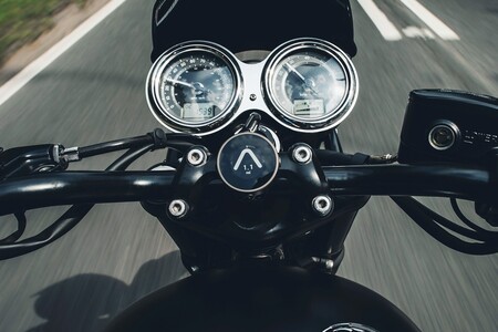 El Triumph Beeline es un GPS minimalista perfecto para viajar en las motos retro de Hinckley, por 235,95 euros