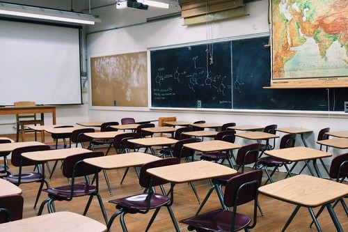 "Mi clase es parte de su vida, no su vida", un profesor explica por qué dejó dormir a una alumna en clase