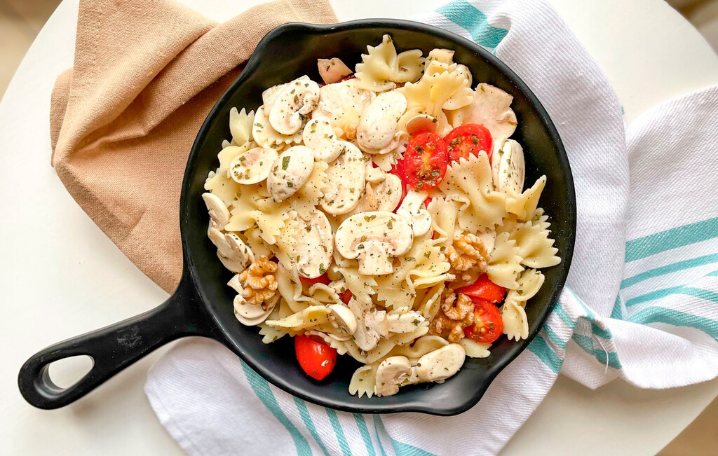 La ensalada de pasta templada exprés que resuelve la cena de hoy y el almuerzo de mañana