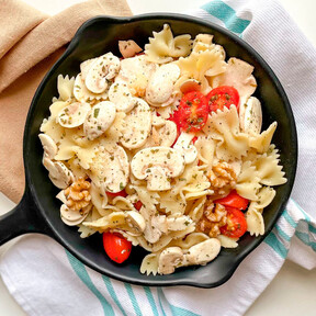 La ensalada de pasta templada exprés que resuelve la cena de hoy y el almuerzo de mañana 