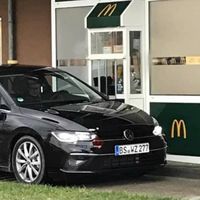 Lo típico que pruebas el nuevo Volkswagen Golf 8 y te lo llevas a un McDonald's para que alguien le saque fotos