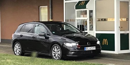 Lo típico que pruebas el nuevo Volkswagen Golf 8 y te lo llevas a un McDonald's para que alguien le saque fotos