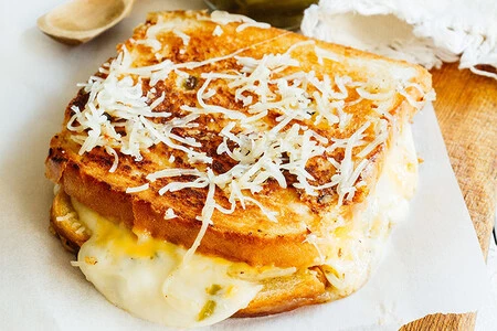 Cómo hacer un típico Grilled Cheese Sándwich con un toque mexicano