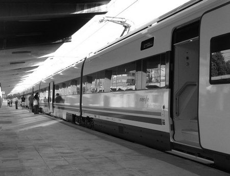 Subidas de precios para el 2010: Renfe, factura de la luz y Correos muy por encima del IPC