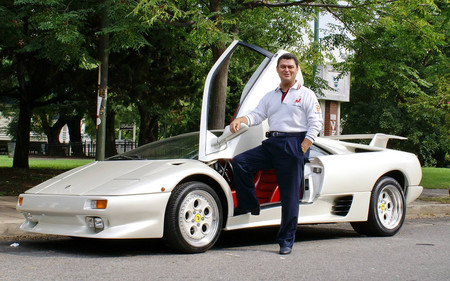 Joan Ferci junto a su Lamborghini Diablo