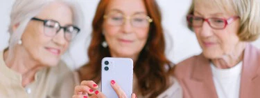 La gente mayor también está enganchada al móvil. La solución: más sudokus y menos fotos de "Buenos días" 