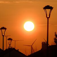 Produção excedente de eletricidade faz distribuidoras francesas comprarem energia por preço negativo