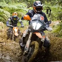 ¡Alucina! Chris Birch se enfanga de barro hasta las rodillas con una KTM 890 Adventure R... Y puede con una enduro