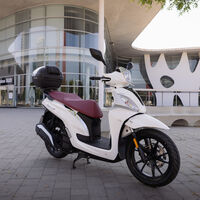 Sym Symphony ST 125 LC: un scooter preparado para la Euro 5 con top case de serie, ABS y casi 13 CV, por 2.999 euros