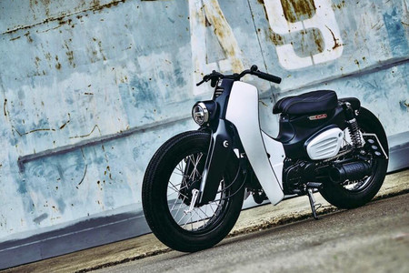 Esta Honda Super Cub estilo custom es un homenaje espectacular a un mito