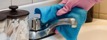 Cuidado si eres de dejar colgada la bayeta en el grifo: los expertos piden erradicar este hábito común por salud e higiene  