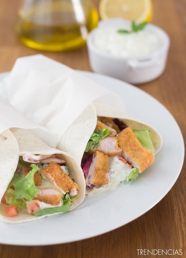 Wraps de pavo con salsa tzatziki griega. Receta