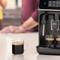Ya puedes dejar atrás la cafetera italiana: esta superautomática Philips con molinillo baja a solo 185 euros