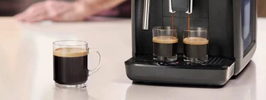 Ya puedes dejar atrás la cafetera italiana: esta superautomática Philips con molinillo baja a solo 185 euros