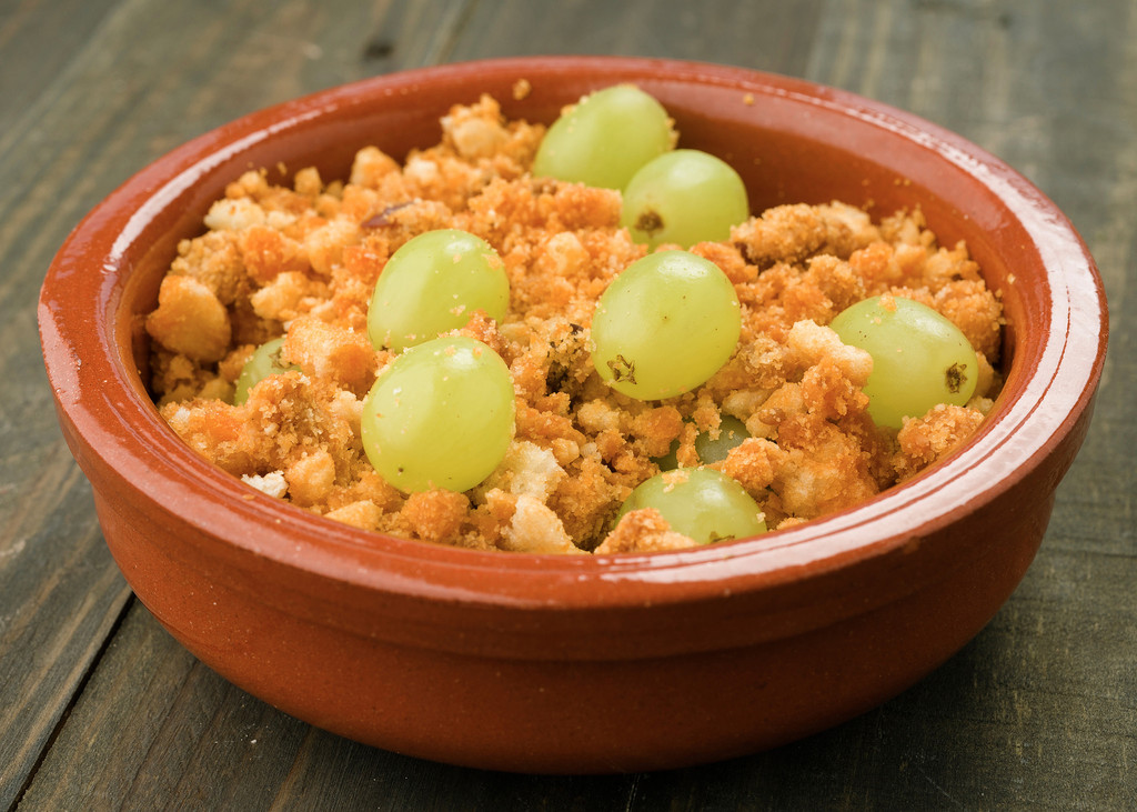 Migas tradicionales y nueve ideas para acompañarlas: el plan perfecto para un picoteo del finde lluvioso