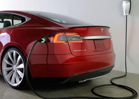 Hacia la recarga automática: Tesla desarrolla un sistema para que nos olvidemos de bajar del coche