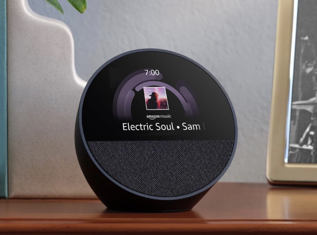Amazon renueva su Echo Spot. La pantalla se hace más pequeña y crece el altavoz dentro de la forma semiesférica