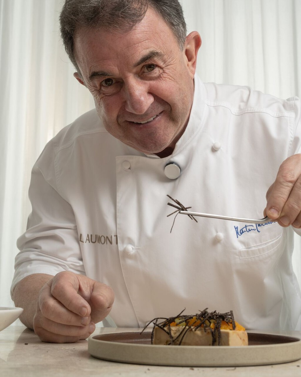 Martín Berasategui prepara así la mejor salsa de tomate: "con un buen sofrito de cebolletas, ajo, aceite de oliva, pimiento verde y un chorrito de este ingrediente" 