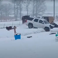 Los 300 CV de un enorme SUV americano lo dejan atascado en la nieve. Sólo hacen falta dos caballos Amish para sacarlo 