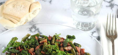 Salteado de bimi y espárragos. Receta ligera ideal para la cena