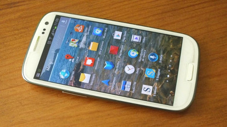 Teléfonos de gama alta o gama media en la empresa, ¿qué opción resulta más rentable?