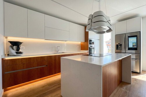 Olvídate de cocinar en penumbra: cómo instalar tiras LED que se encienden solas para no ensuciar el interruptor