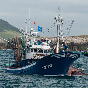 La flota pesquera española se prepara para un paro general en protesta por la nueva norma de control europea : “Es imposible de cumplir”