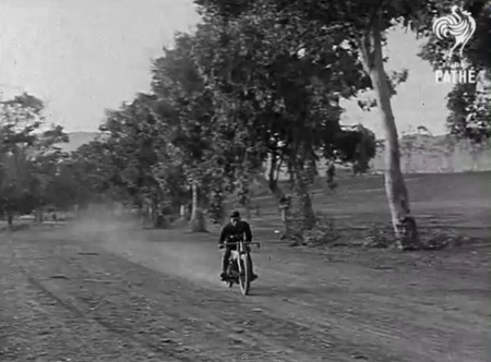 El primer salto base con moto no acabó del todo bien