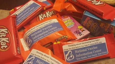 La última de los anti-vacunas: poner publicidad en los caramelos para Halloween