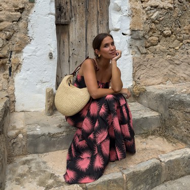Entramos en la nueva casa de María Pombo en un pueblo de Segovia: una villa rústica y familiar con paredes de piedra y mucho encanto