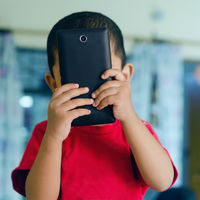 Un niño de cuatro años llama al 112 y salva a su madre, mientras tranquiliza a su hermana recién nacida
