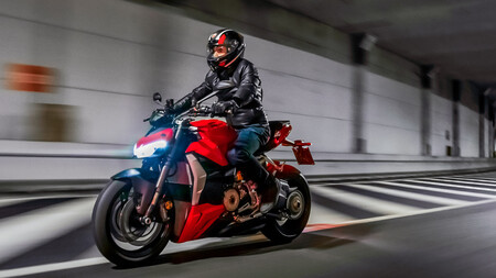 ¡Delicia! La Ducati Streetfighter V2 es toda una deportiva desnuda con 153 CV y electrónica de la Panigale