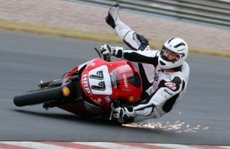 Michael Schumacher ya gana también en motos