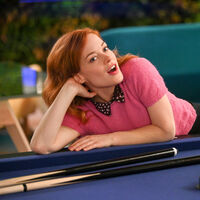 Si eres de los que están tarareando temazos todo el día, esta es tu serie. Acaba de llegar a Netflix una extraordinaria comedia musical que es todo un regalo 