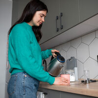 Te levantas, te pones una taza de agua caliente, te la bebes: cada vez más gente está abrazando el Chinamaxxing